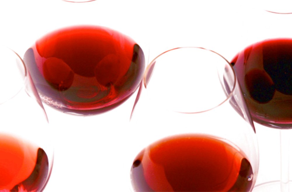 Un bicchiere di vino rosso contro il colesterolo