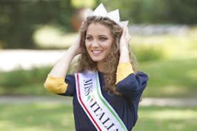 Miss Italia 2012 Madrina dei Vini Siciliani a Vinitaly 2013